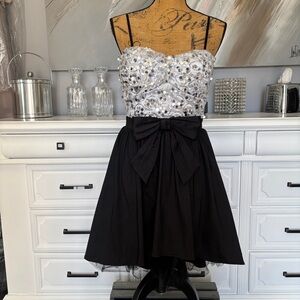 Black and White Formal Cocktail Evening Dress with Sequins and Bow Accent Sz 11